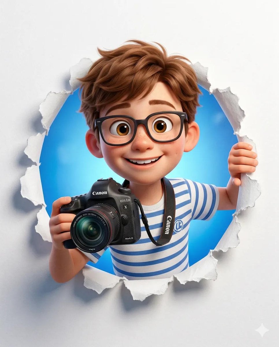 Un adorable personaje de dibujos animados 3D con gafas y una camiseta a rayas que sostiene una cámara réflex, emergiendo por un agujero de papel rasgado en una pared blanca con un fondo degradado azul brillante detrás
