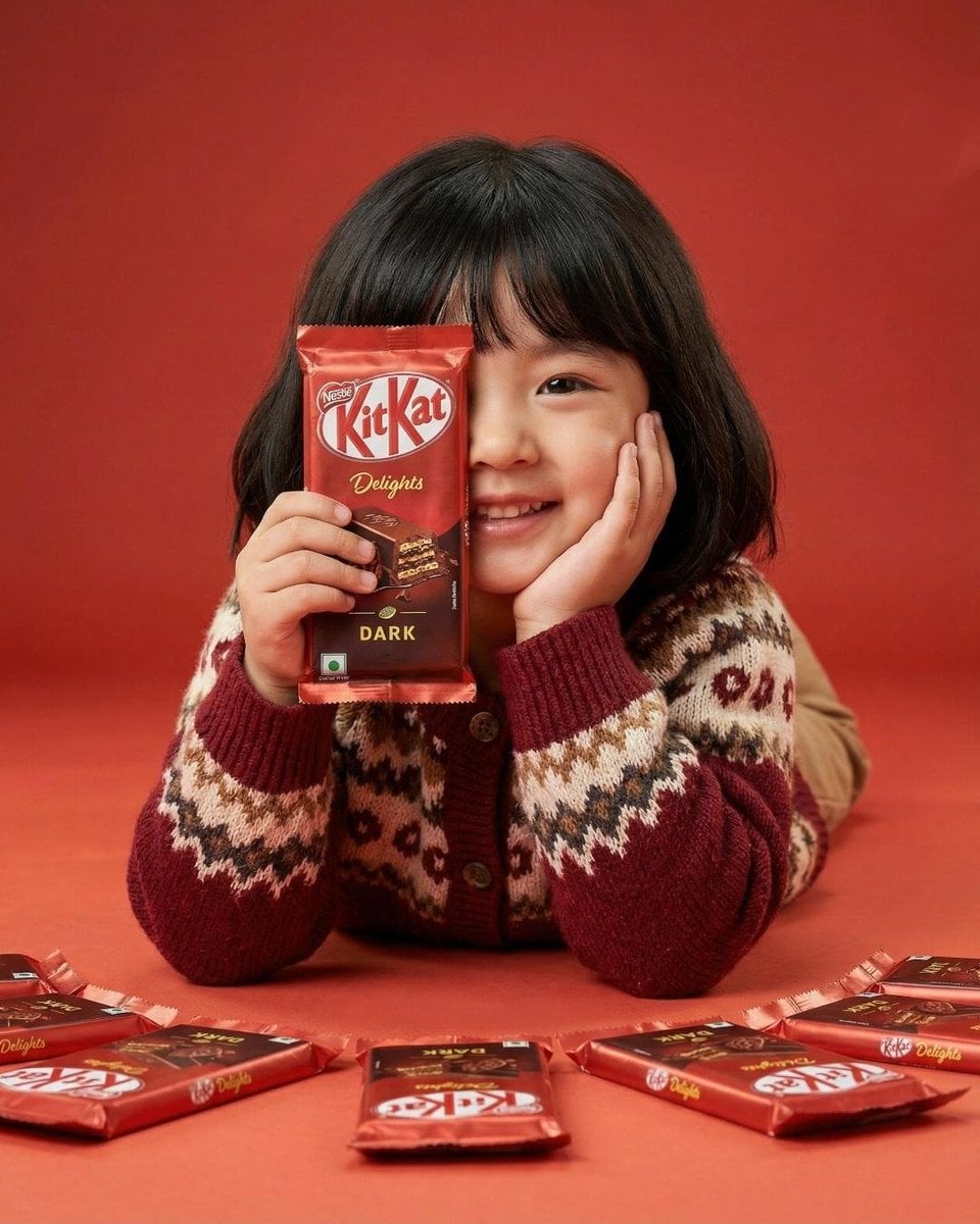 KI-generiertes Bild eines niedlichen Mädchens, das einen KitKat-Schokoladenriegel hält