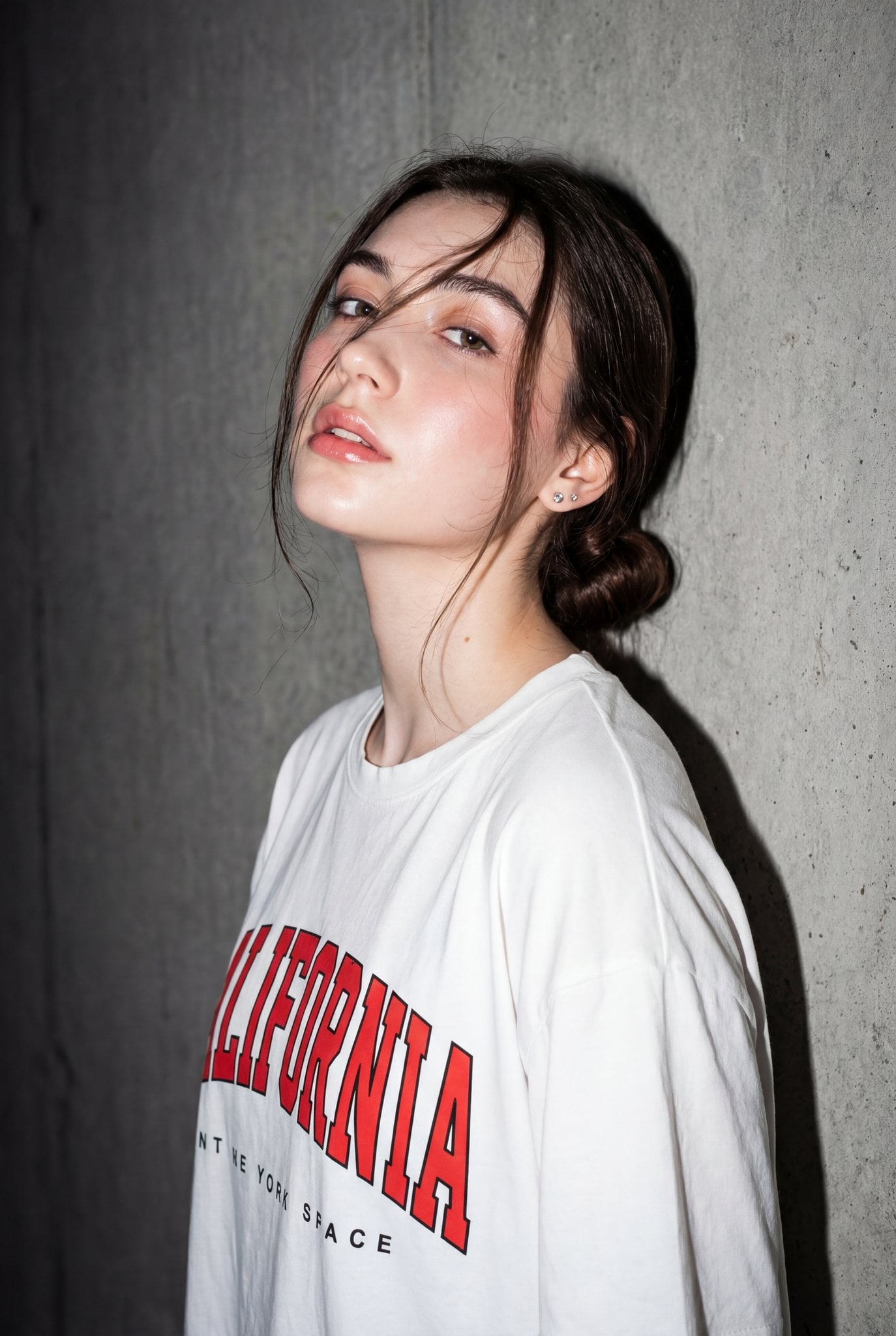 KI-generiertes Bild: Editorial-Portrt einer jungen Frau an Betonwand mit Blitzaufnahme und California T-Shirt