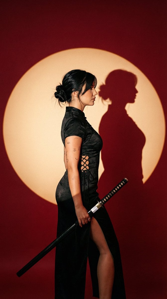 Imagem gerada por IA de Retrato Editorial de Estúdio de Mulher com Katana e Fundo Vermelho