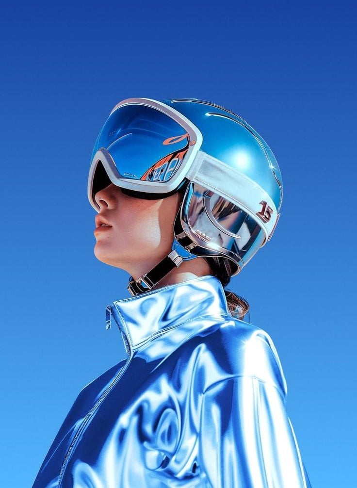 Ein futuristisches Seitenprofilporträt einer jungen Frau, die eine reflektierende metallische blaue Chromjacke und einen schlanken Sci-Fi-Helm mit großem glänzenden bläulichen Visier trägt, vor blauem Farbverlaufshintergrund, mit weicher cinematischer Beleuchtung, hohem Kontrast und flacher Schärfentiefe, professionelle Studiofotografie in hoher Qualität