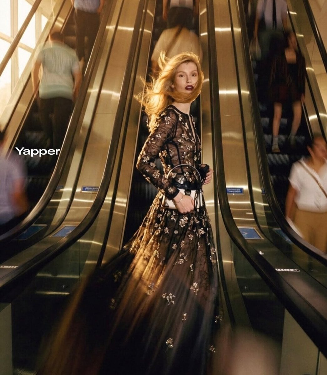 KI-generiertes Bild einer luxuriösen Frau auf Rolltreppe im Mode-Einkaufszentrum