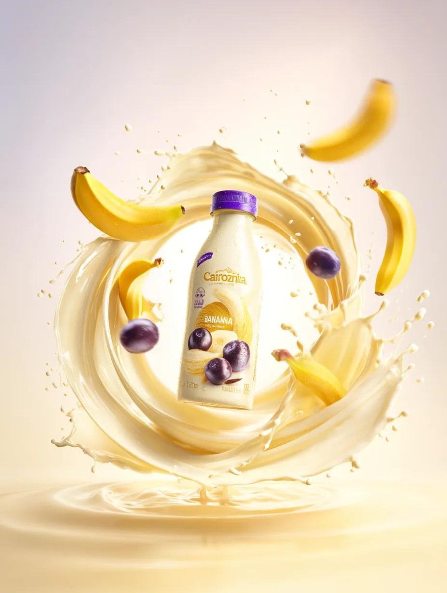KI-generiertes Bild einer Premium Bananen-Milchgetränk-Flasche mit Spritzer auf gelbem Hintergrund