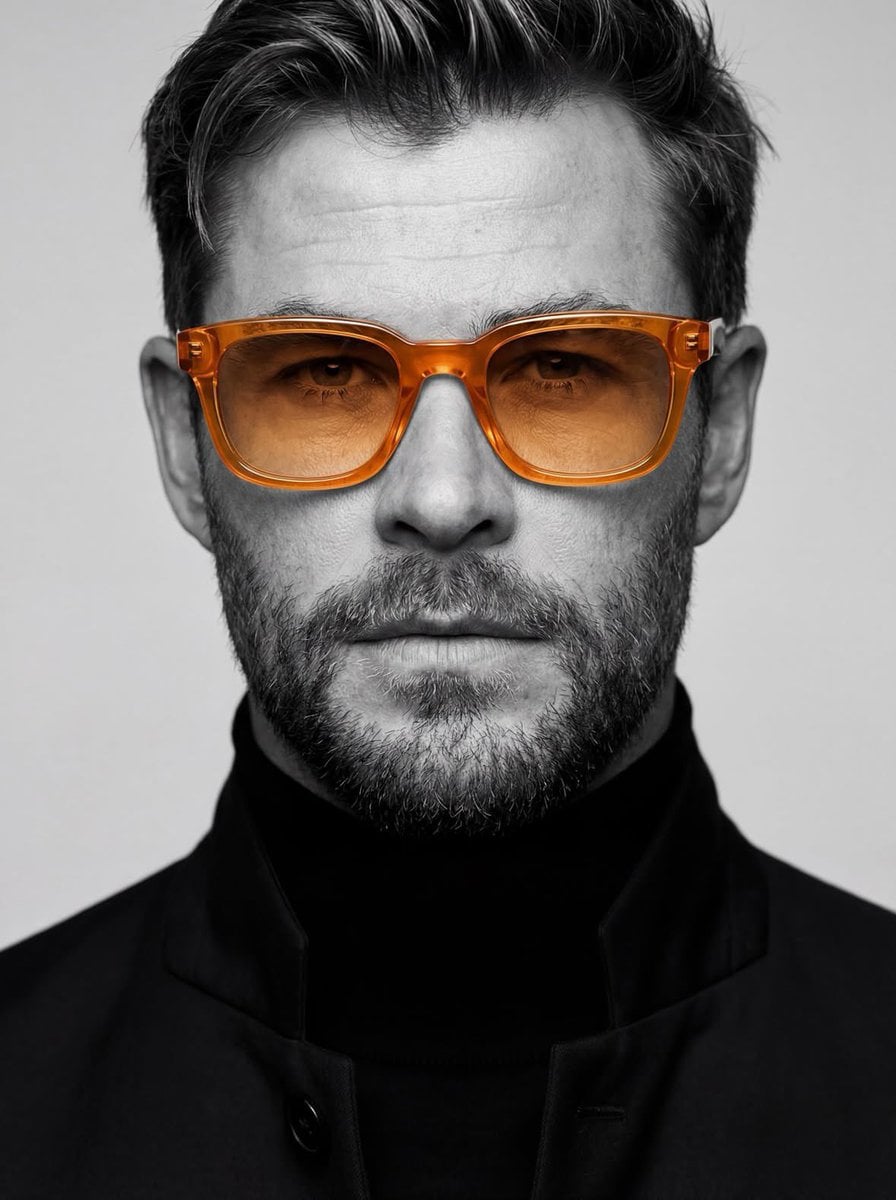 KI-generiertes Bild: Ultrarealistisches Studio-Porträt eines Mannes mit schwarzem Rollkragenpullover und bernsteinfarbener Brille