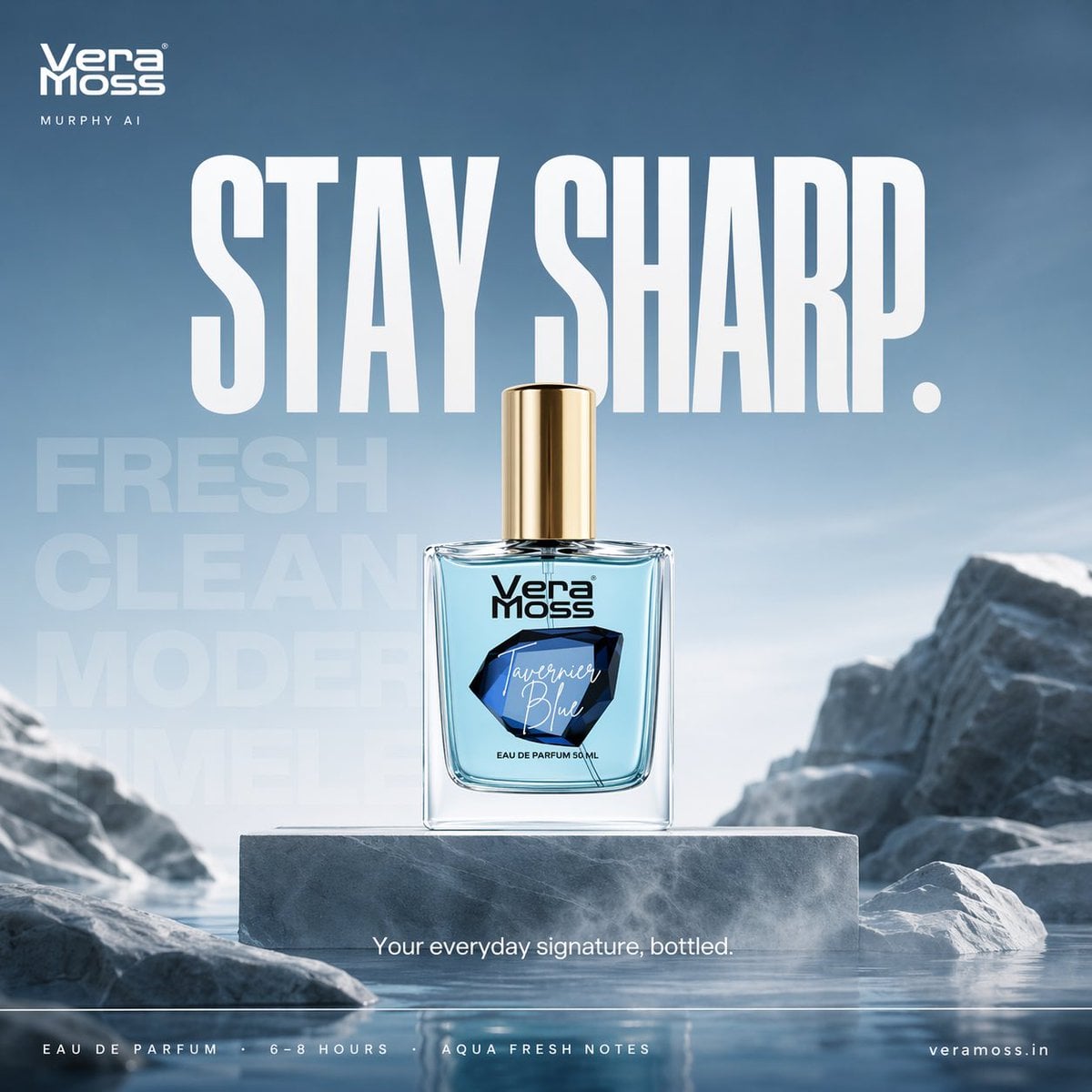 En minimalistisk parfumereklame der viser en blå glas Eau De Parfum-flaske centreret på en stenplatform, omgivet af arkitektoniske elementer og vandrette tågeeffekter, med fed typografi der lyder HOLD DIG SKARP og en kølig blå-grå farvepalet